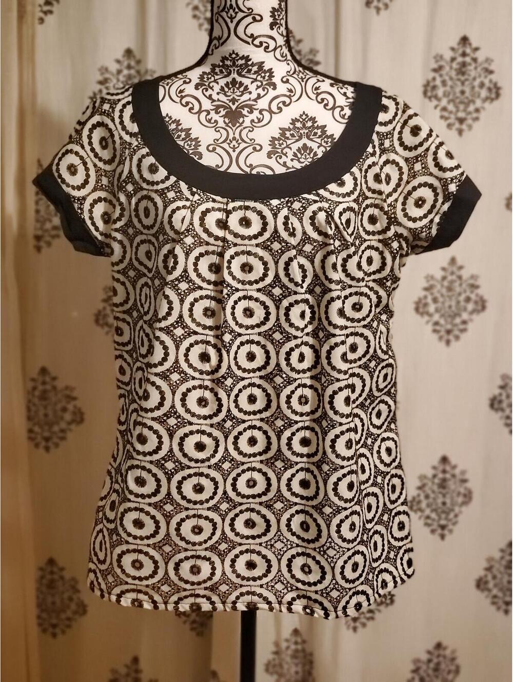 Chic Black and White Patterned Short Sleeve Top